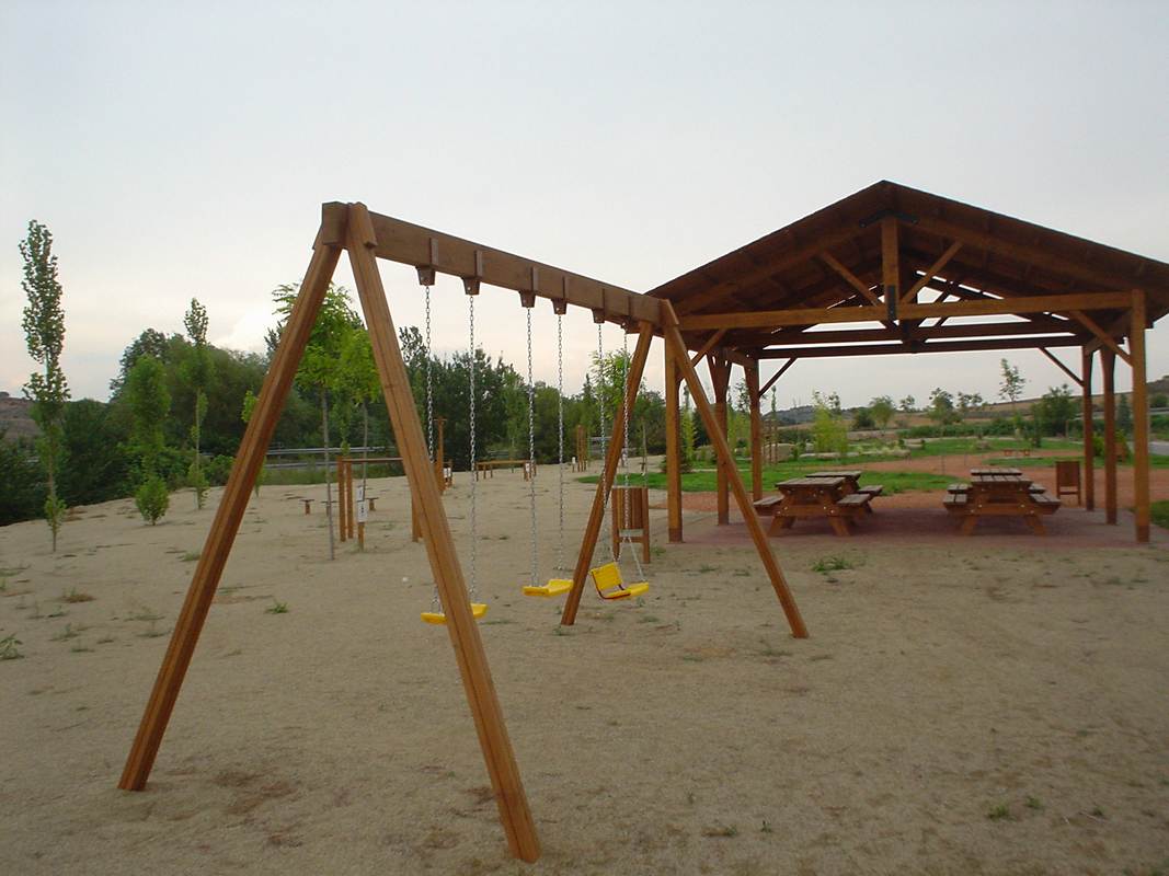 Parque La Sentiu , han usado la madera para hacer unos columpios