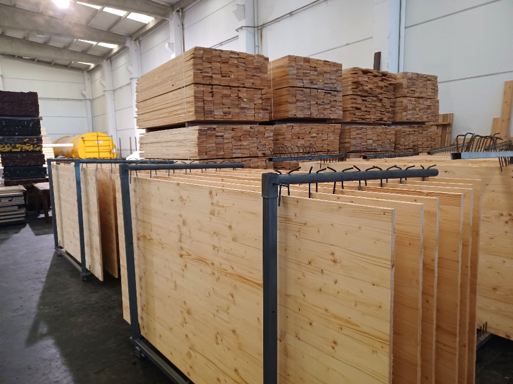 conjunto de palets de madera que ya han aplicado el Tratamiento de madera